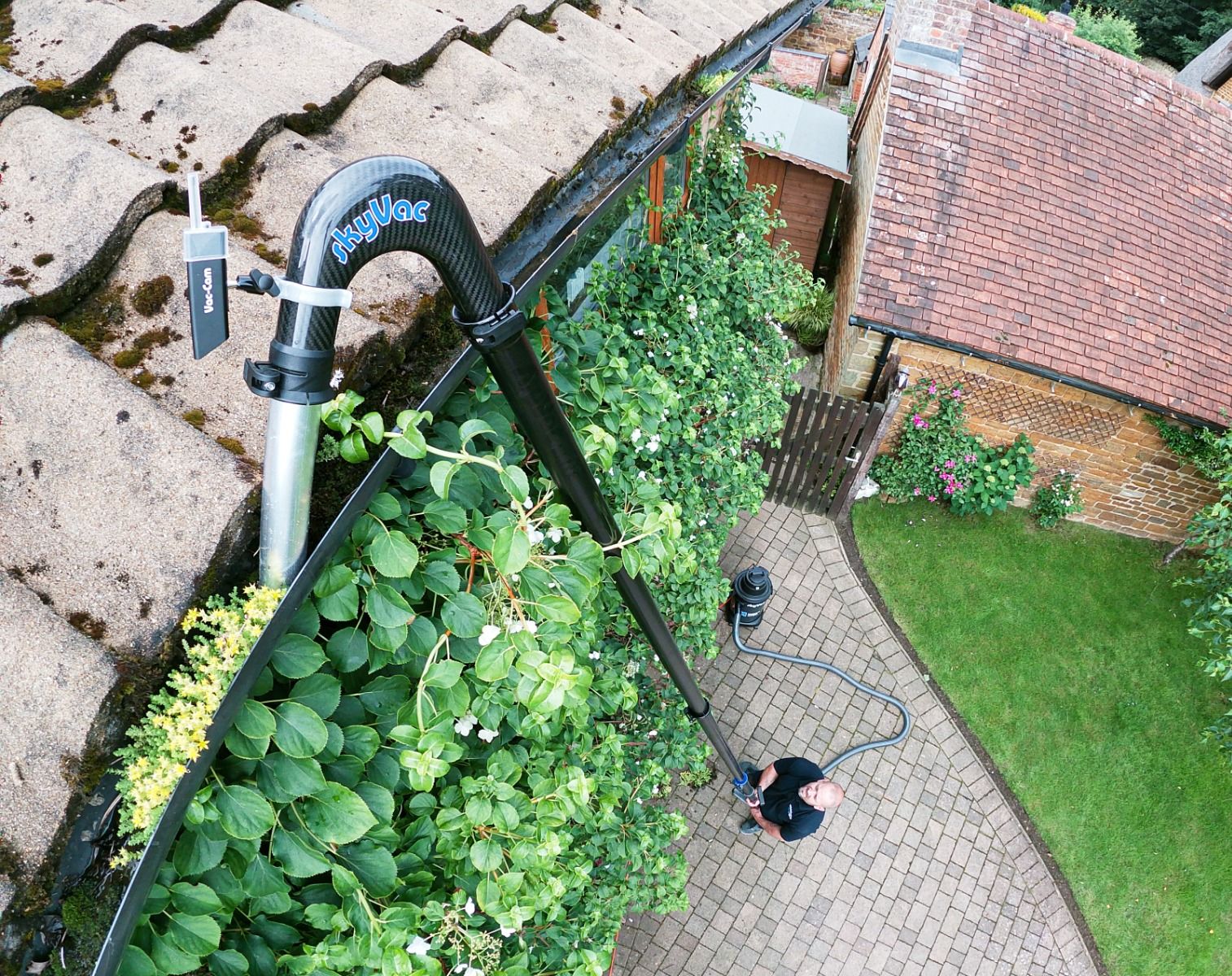 skyVac® Mighty Atom 240v Gutter Vacuum System 4x Poles 20ft Reach